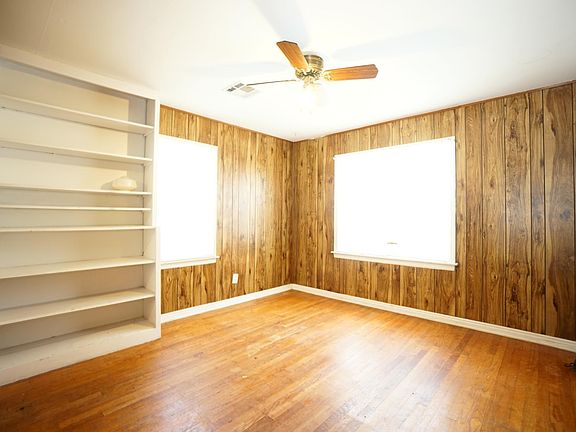 4th image of 705 SW 52nd St