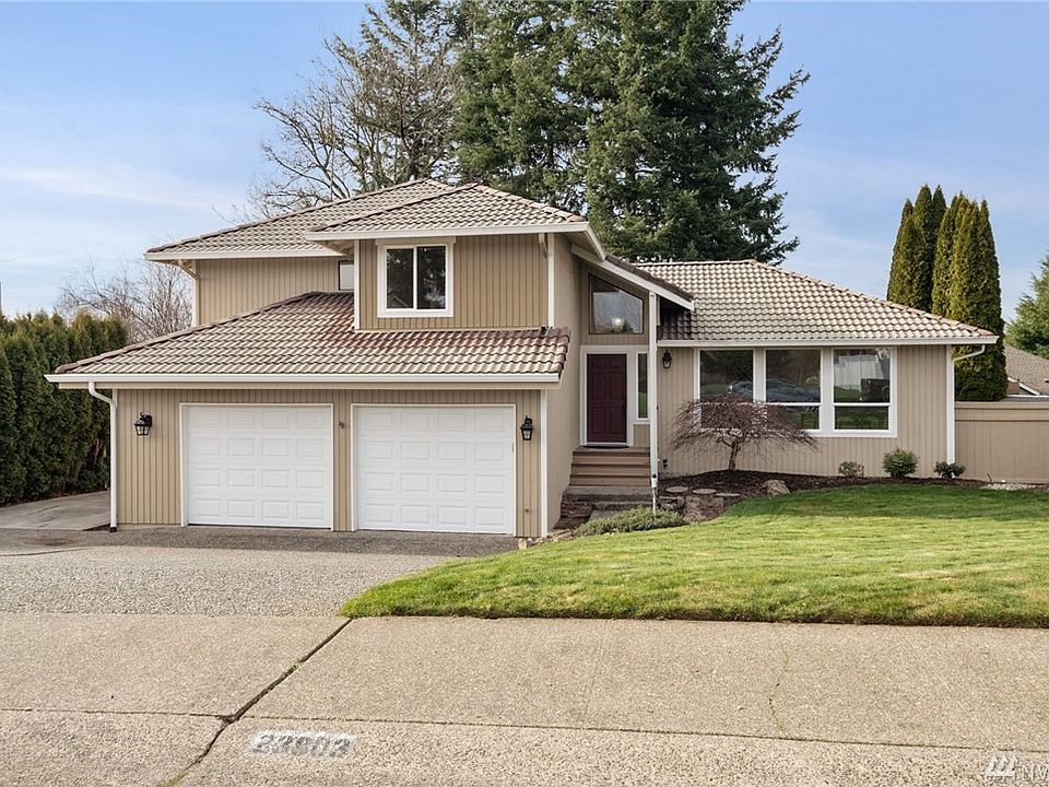 Move in ready tri-level in beloved neighborhood!
