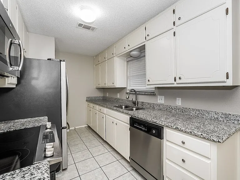 709 Daniels Dr — Photo 8