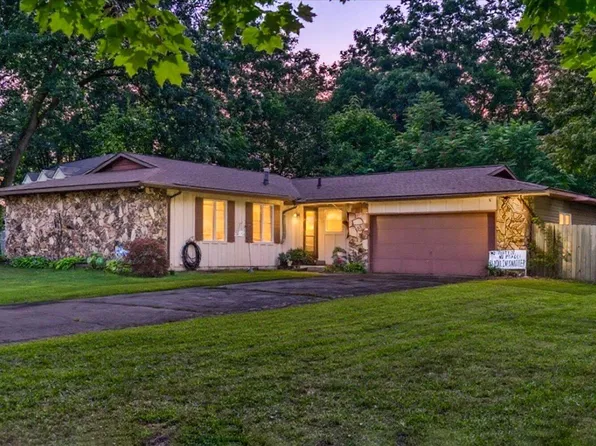 110 Walnut Woods Ct, Plainwell, MI 49080