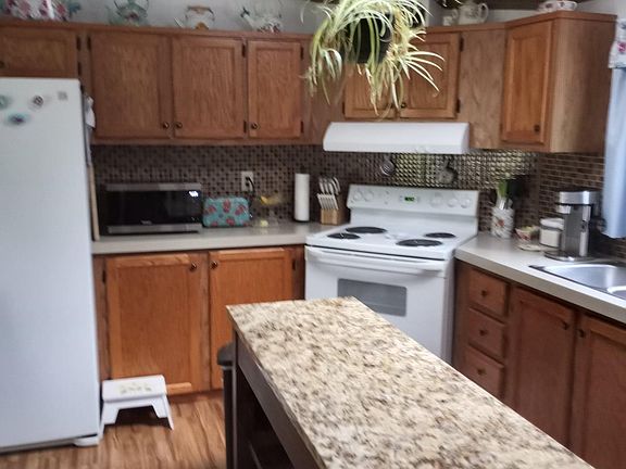 4th image of 249 Broomsage Ln