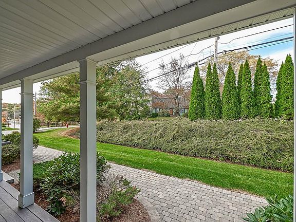 3rd image of 6 Meeting House Ln #6