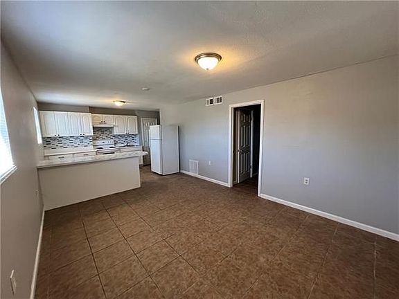 4th image of 901 E Saint Bernard Hwy #B
