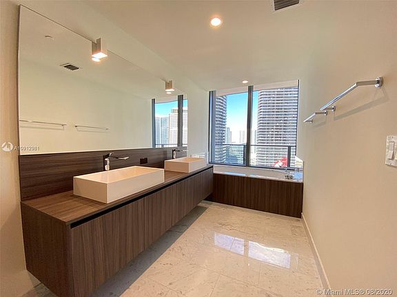 3rd image of 1000 Brickell Plz #3908
