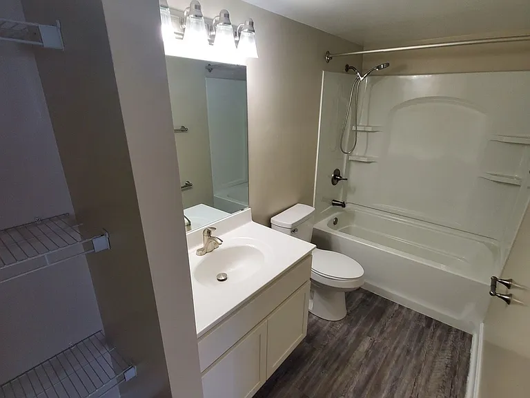 Saratoga Apartments - STA — Photo 18