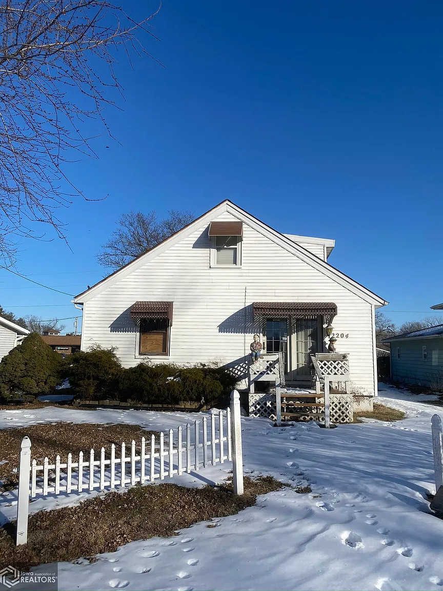 2204 Charles St photo 1