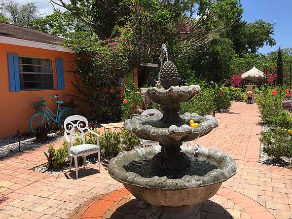 Paver courtyard, fountain