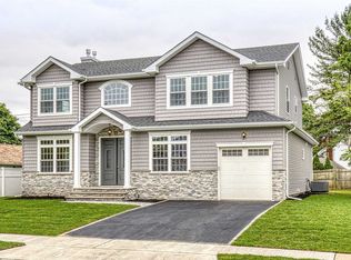 869 Fairfield Ave, Westbury, NY 11590