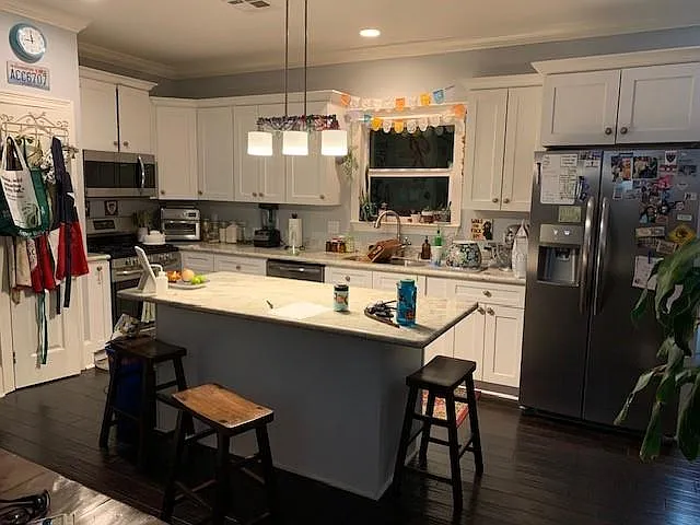 4 bed, 2.5 bath, 1839 sqft, $2,200 — Photo 3
