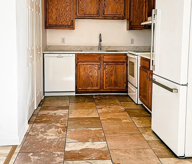 Beautifully updated 4 Bedroom/2 Bathroom downstairs apartment — Photo 36