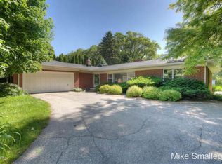 1020 Oakleigh Rd NW, Grand Rapids, MI 49504