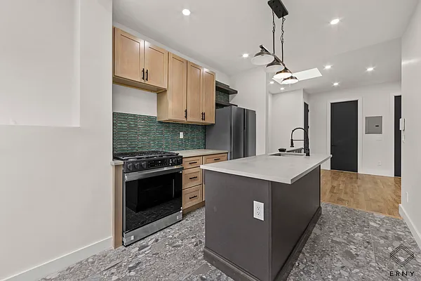 Rented by ERNY LLC | media 11