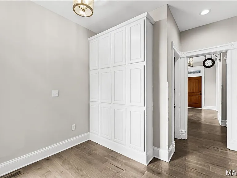221 N Jackson St — Photo 10