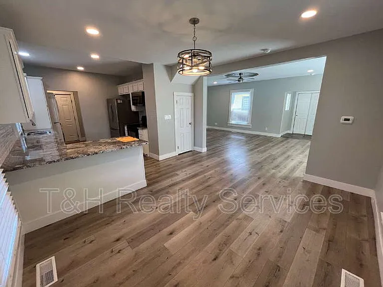 6155 Broadway St — Photo 6