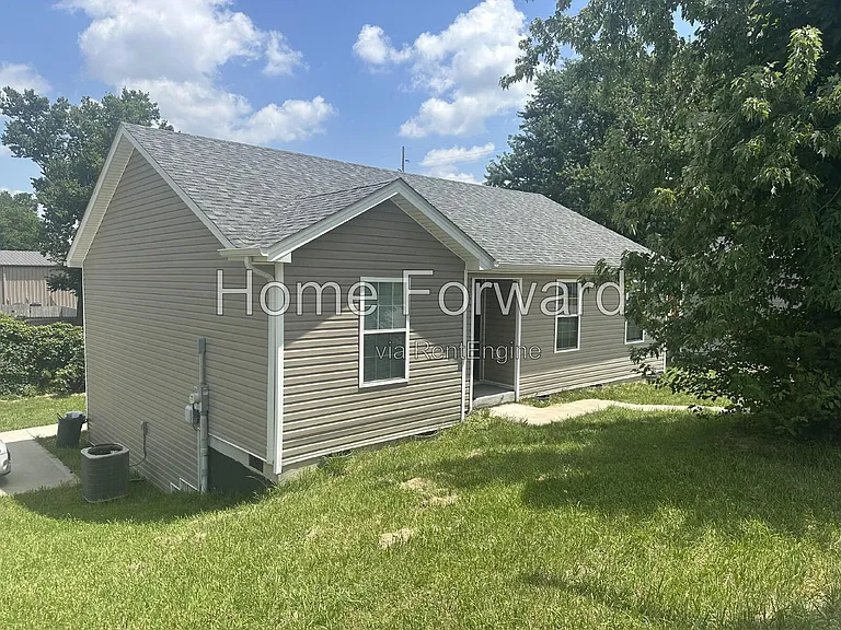 911 E Main St — Photo 4