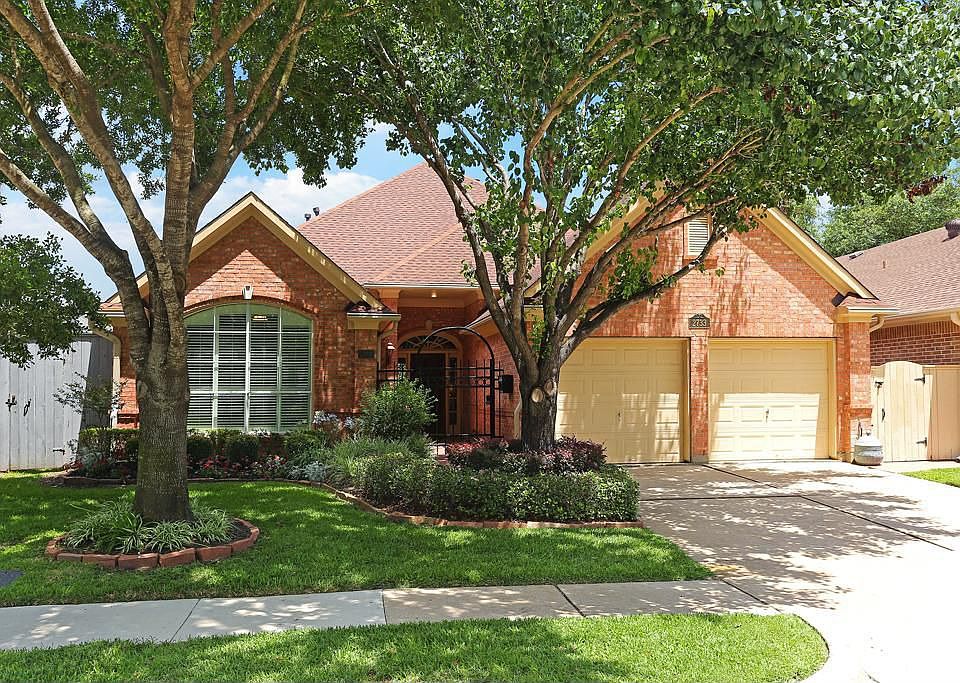 Gorgeous Medical Center area home in a quiet enclave off Kirby Drive. Brick exterior with light fill