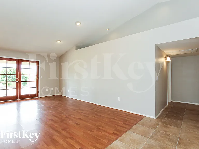 4323 E Beck Ln — Photo 3