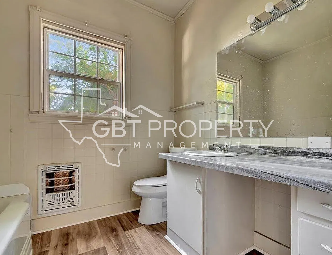 Cute 3 Bedroom 2 Bathroom Home! Available Now — Photo 4