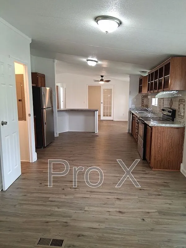 4 bed, 2.0 bath, 2177 sqft, $1,995 — Photo 4