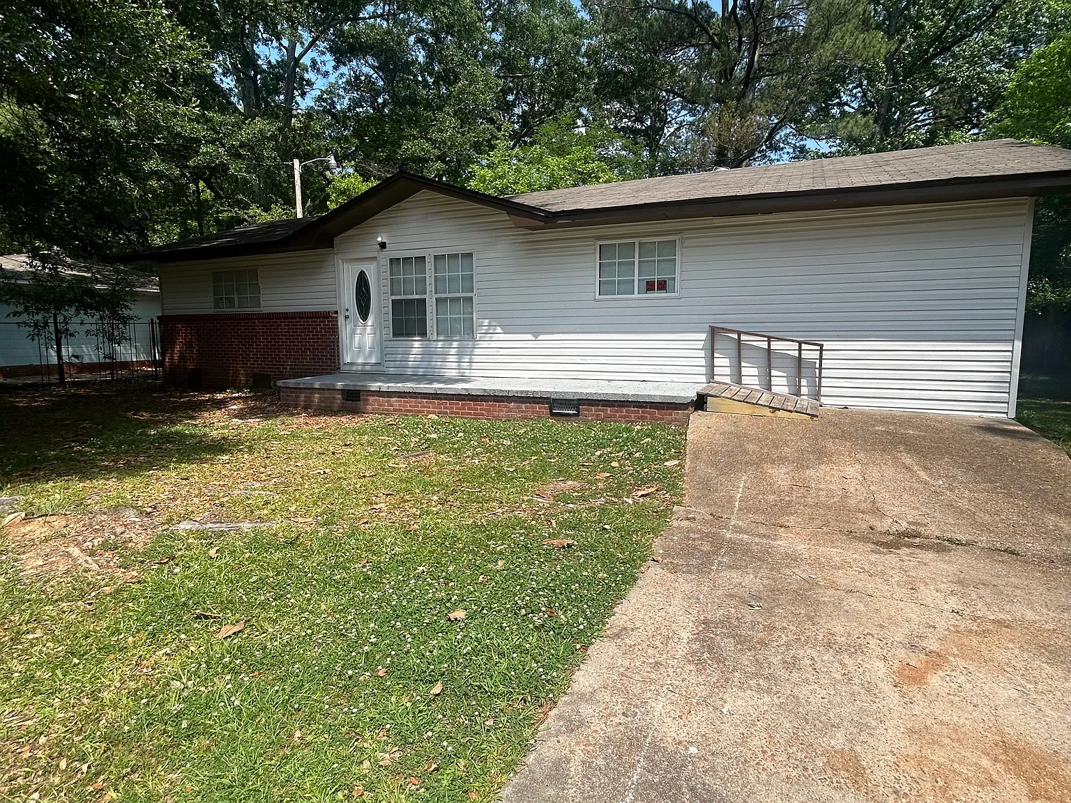 4 bed, 1025 sqft, $1,300 — Photo 1