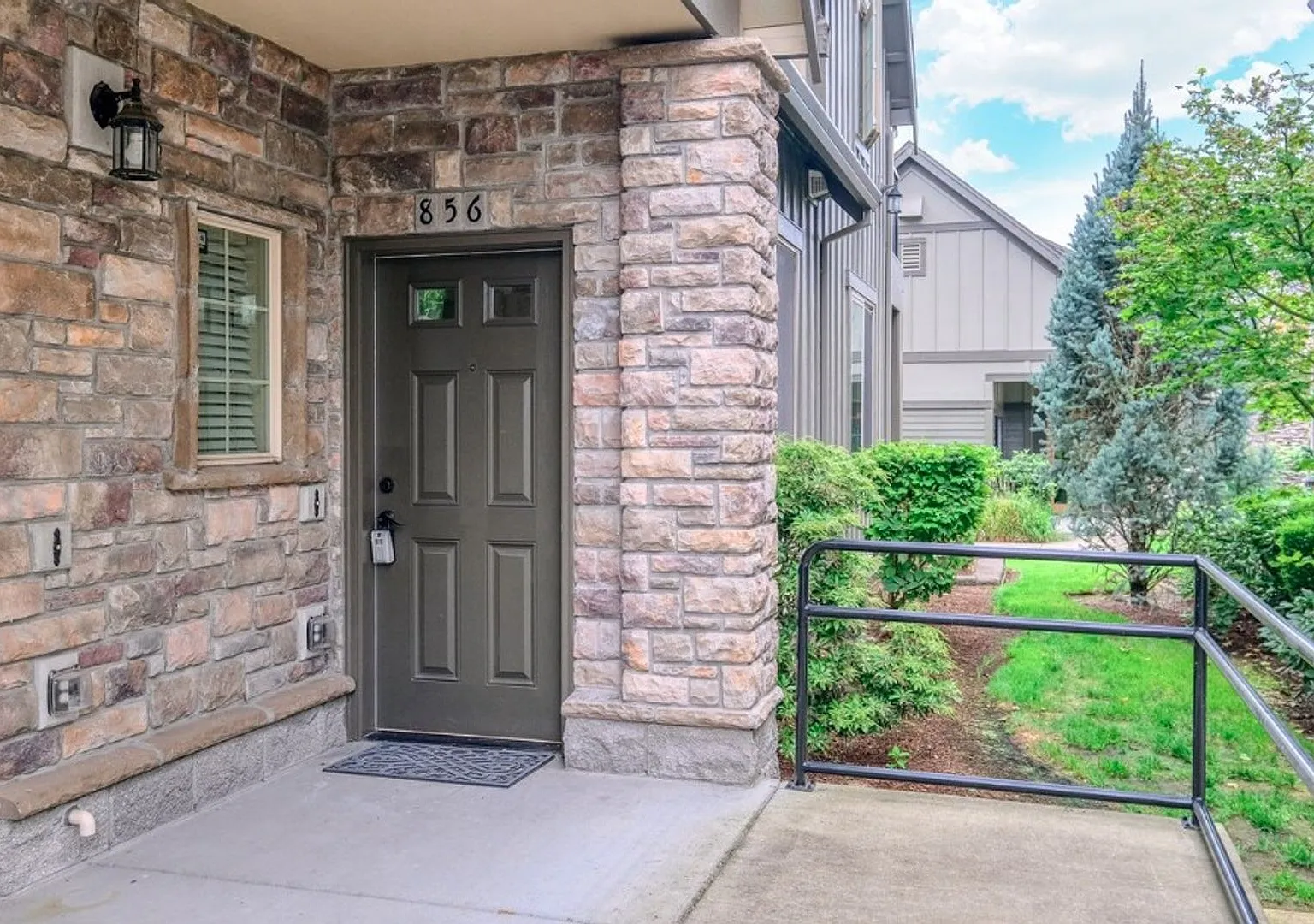 Beaverton Condo with Private Patio & Community Amenities — Photo 2