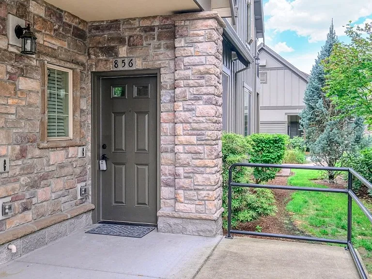 856 NE Wheelock Pl — Photo 2
