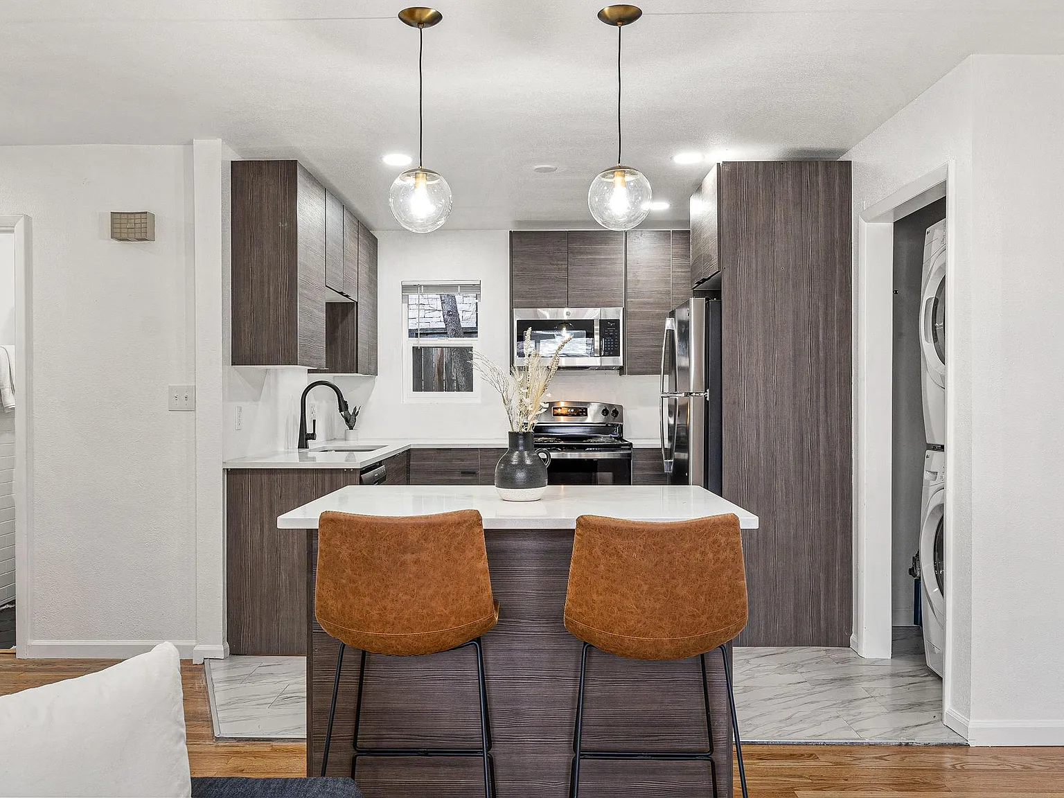 2 bed, 800 sqft, $3,300 — Photo 1