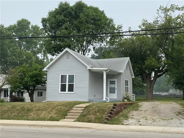 1275 Harrison Ave, Charleston, IL 61920