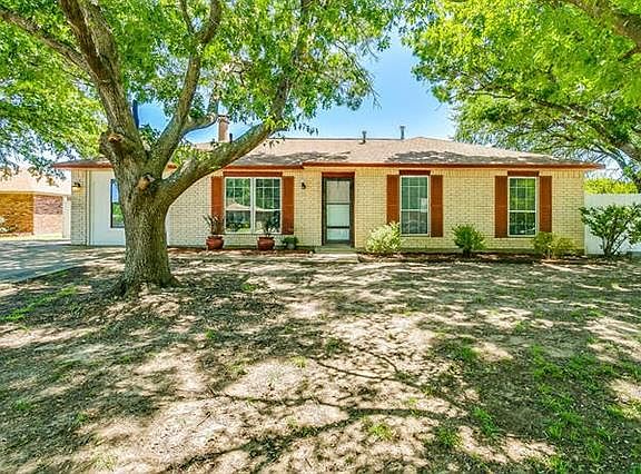 2nd image of 203 Sierra Ct