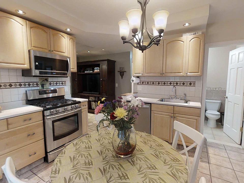 2nd image of 721 College Point Blvd