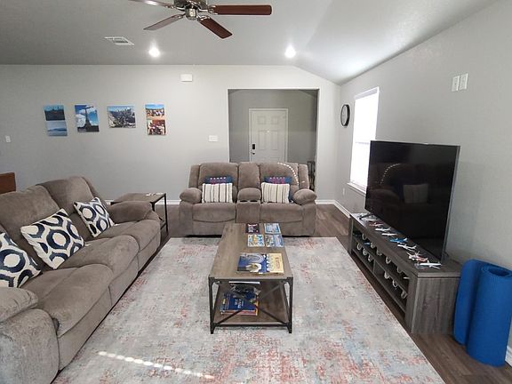 1633 Dryden 3 living rm (2)_10152024