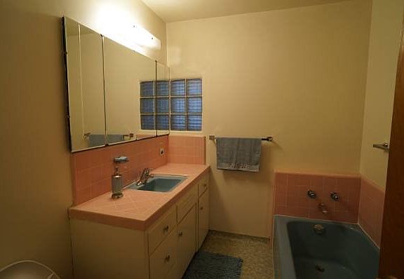 5th image of 2427 Schubert Ave