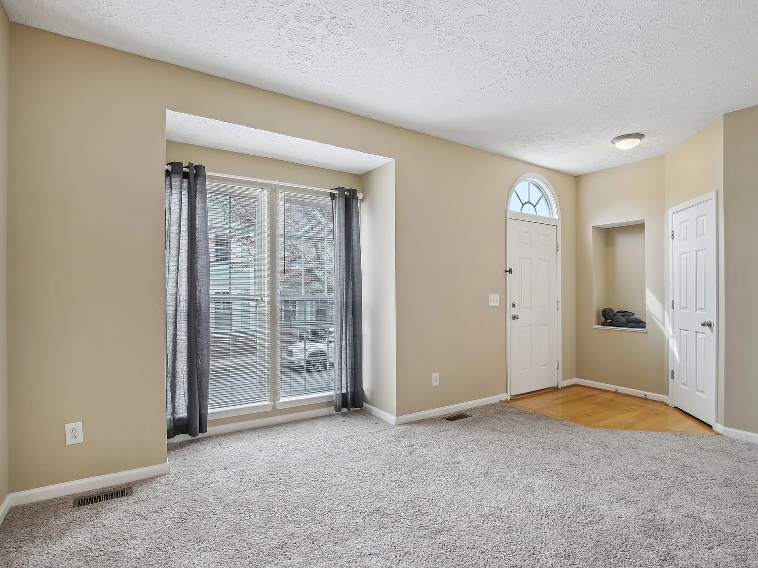4 bed, 3.5 bath, 2388 sqft, $2,375 — Photo 4