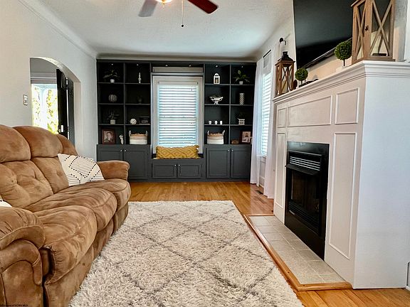 3rd image of 1301 Peacock Ln