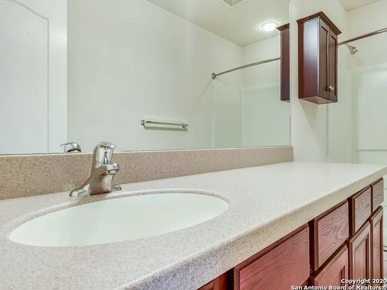 Spare bathroom with bath/shower