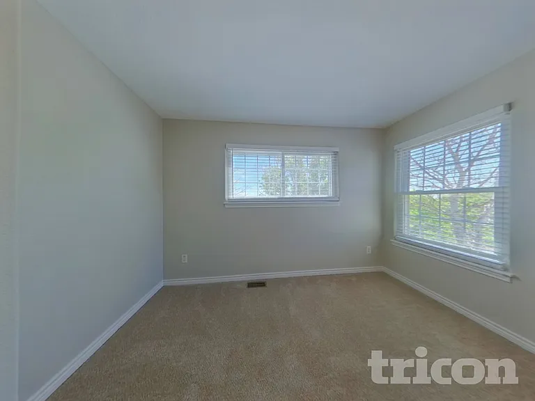 385 Longspur Dr — Photo 15