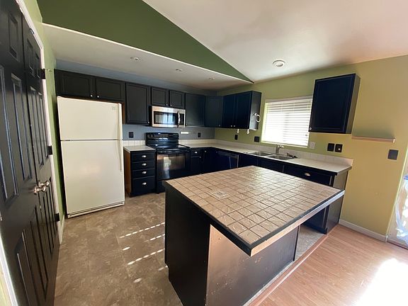 Large kitchen with plenty of cupboard space!