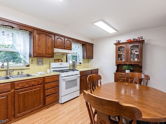4th image of 1356 Lambert St