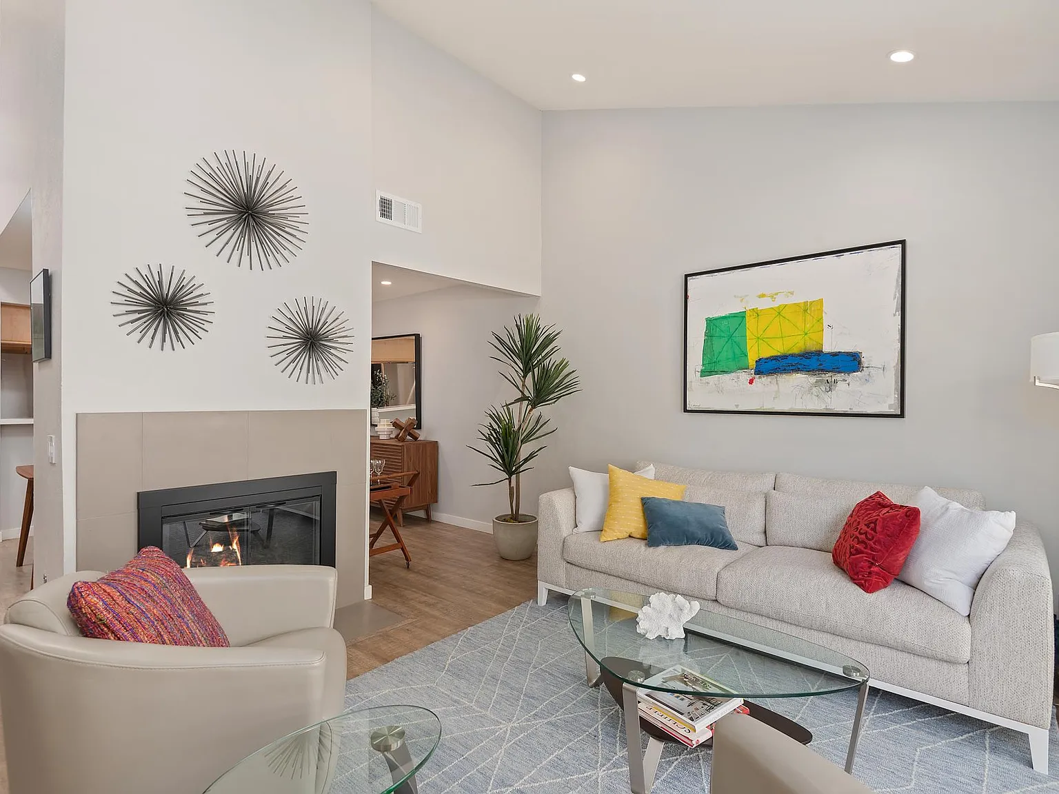 2051 Cliff Dr — Photo 2