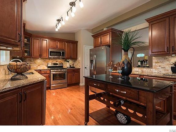 2nd image of 3 The Knolls Ln