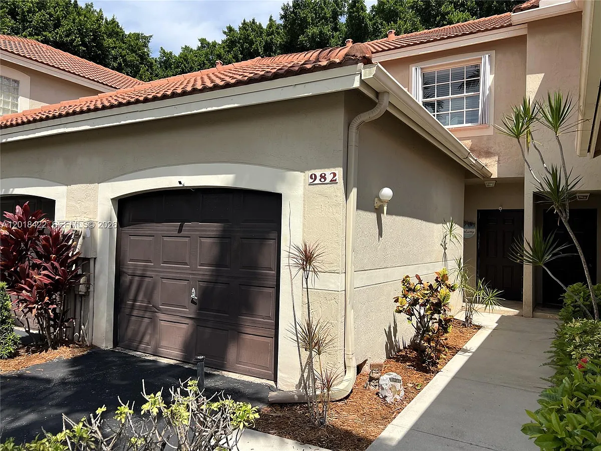 Building Photo - 982 Sevilla Cir #982