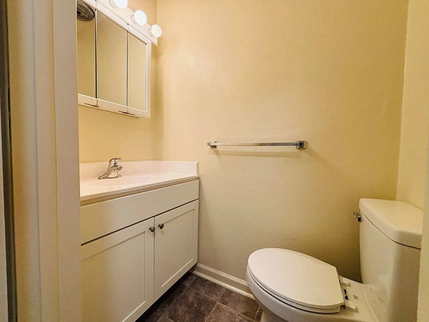 2 Bedroom, 1.5 Bath Townhouse — Photo 2