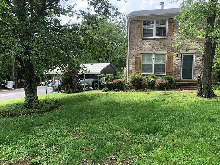906 Hammack Dr — Photo 2