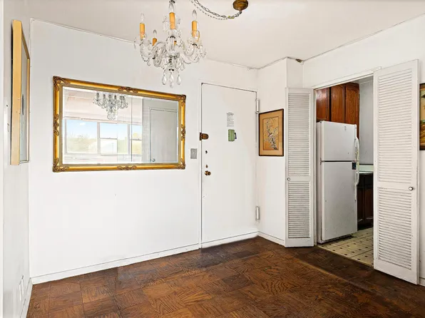 70-25 Yellowstone Boulevard image 12 of 28