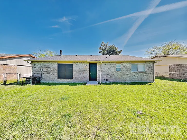 1555 Willowbrook St — Photo 15