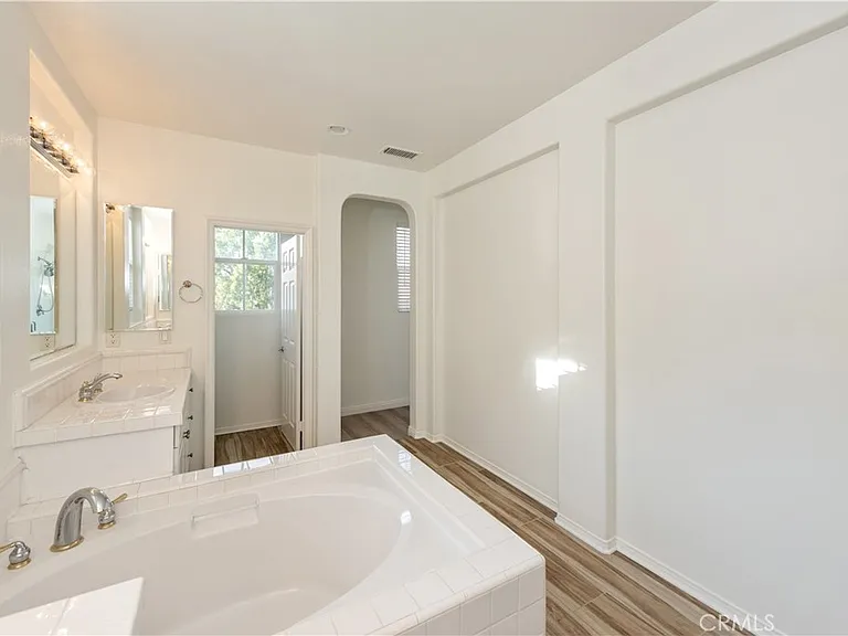 32 Sebastian — Photo 25