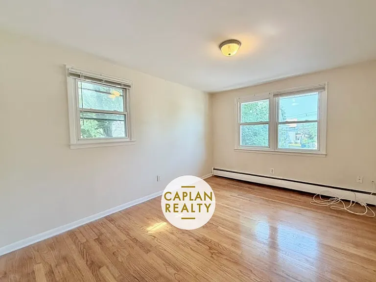 37 Bowen St #D — Photo 4