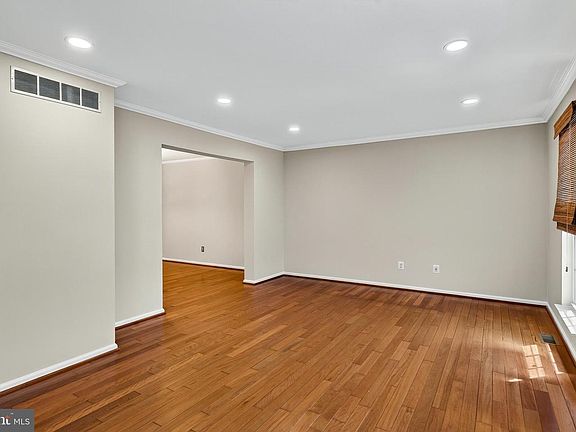 5th image of 105 Elio Cir