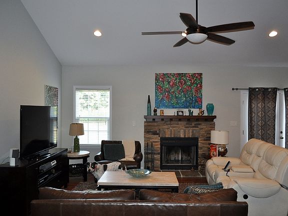4th image of 169 Wheatfield Dr