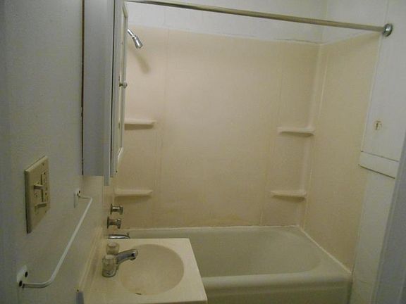 4th image of 107 N Elm St